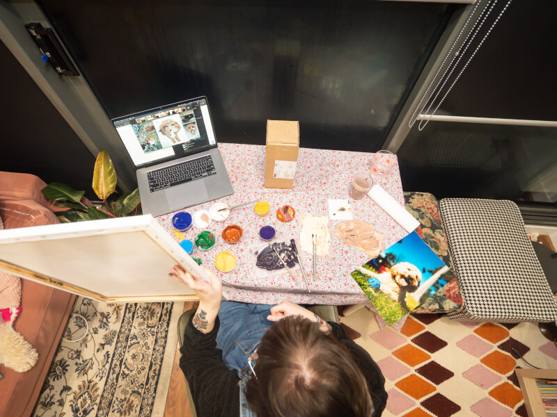 woman doing virtual painting class